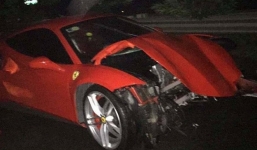 Tuấn Hưng hốt hoảng khi siêu xe Ferrari gặp nạn nát đầu