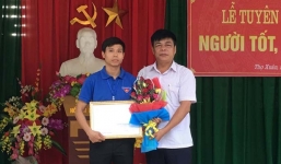 Thầy giáo lao xuống kênh cứu nữ sinh bị lốc cuốn