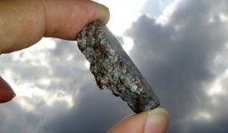 Thiên thạch 4,5 tỷ năm rơi trúng nhà dân Nhật