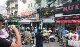 Hàng chục cảnh sát khống chế thanh niên cầm mảnh gương cố thủ