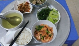 Đăng mâm cơm cữ 4 món mẹ chồng chuẩn bị để hỏi 'có ăn được không', nàng dâu khiến chị em tranh cãi dữ dội