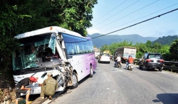 Tai nạn liên hoàn trên đèo Bảo Lộc, xe khách lao vào vách núi