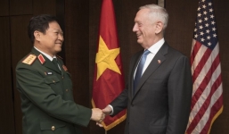 Máy bay ném bom của Mỹ bay qua Biển Đông đúng ngày Tướng Mattis thăm Việt Nam