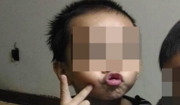 Cái chết thương tâm của bé trai 6 tuổi dưới bàn tay bạo hành của mẹ ruột và bố dượng gây phẫn nộ TQ