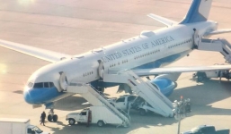 Máy bay chở Đệ nhất phu nhân Mỹ hạ cánh khẩn cấp vì buồng lái bốc khói