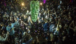 Canada chính thức hợp pháp hóa cần sa, hàng trăm người dân đổ xô đi mua