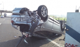 Va chạm xe khách Phương Trang, 'xế hộp' lật ngửa trên cao tốc