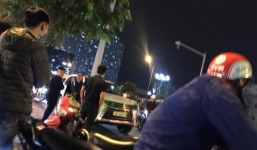 Thanh niên đi SH bị đập tơi tả vì cầm mũ bảo hiểm đánh người ngồi trên ô tô Lexus 570