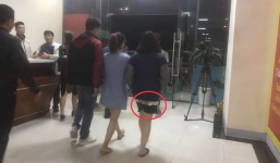 Cảnh sát đưa 2 cô gái rời khỏi tầng 31 trong đêm sau vụ bé sơ sinh rơi từ tầng cao tử vong