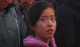 Mải đi chơi bài, mẹ không hề biết điều kinh tởm mà con gái ở nhà đã phải âm thầm chịu đựng cho đến ngày cảnh sát gõ cửa