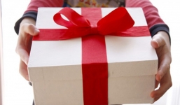 20/10 nhận được quà đến cơ quan, tôi xây xẩm mặt mày khi nhận ra đó là do bồ nhí của chồng gửi tặng