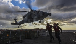Trực thăng Mỹ lao xuống boong tàu sân bay