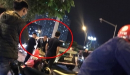 Xi nhan xin rẽ không được, chủ xe Lexus vừa hạ kính nói chuyện thì bị đánh