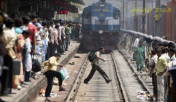 Ấn Độ: Tàu hỏa lao vào đám đông xem lễ hội, ít nhất 50 người thiệt mạng
