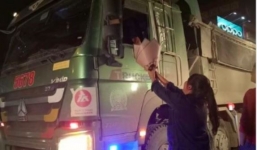 Bác tài xế lái xe 'hổ vồ' vội dừng xe, kéo nhanh chiếc kính mua bó hoa tặng vợ nhân ngày 20/10 khiến nhiều người xúc động