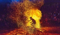 24h qua ảnh: Người đàn ông đi chân trần trên than hồng ở Trung Quốc