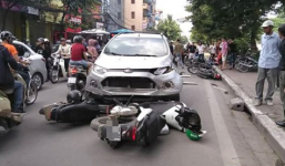 Hà Nội: 'Xế hộp' lao sang đường ngược chiều hạ gục 4 xe máy, 6 người nhập viện