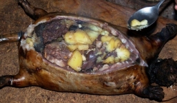 Dê nướng đá nóng - món ăn 'quốc hồn quốc túy' của Mông Cổ được chế biến bằng phương pháp gây ám ảnh rợn người