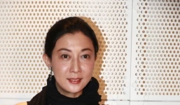 Tình cũ Thành Long tiết lộ con gái chủ động liên lạc sau một năm bỏ xứ theo người yêu đồng tính