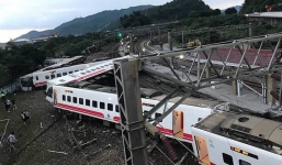 Đài Loan: Tàu hỏa trật khỏi đường ray, hàng trăm người thương vong
