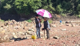 Khoảnh khắc đẹp: Hoa hậu Tiểu Vy mặc đồ giản dị, cầm ô che nắng cho người khuyết tật