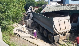 Nghệ An: Xe đầu kéo chạy tốc độ cao mất lái đâm sập nhà dân, 2 người bị thương