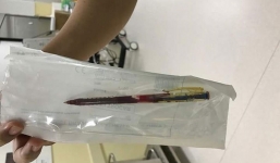 Bé 7 tuổi đang chơi ngoài sân bị nam thanh niên bất ngờ đâm nhiều nhát