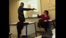 Hình ảnh sốc trên giảng đường: Nam sinh dí súng vào đầu cô giáo bắt sửa sổ điểm danh