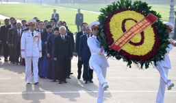 Đại biểu Quốc hội viếng Chủ tịch Hồ Chí Minh