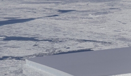 NASA công bố hình ảnh tảng băng trôi hình chữ nhật vuông thành sắc cạnh, xưa nay chưa nhìn thấy bao giờ