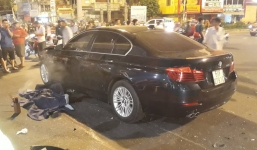 (NÓNG) Ô tô tông hàng loạt xe máy ở ngã tư Hàng Xanh, người bị thương nằm la liệt trên đường