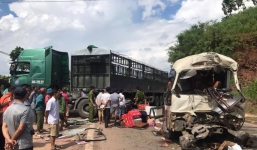 Xe đầu kéo đâm nát đầu xe khách, công an dùng xà beng đưa nạn nhân ra ngoài