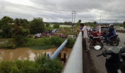 Con trai bất lực ngồi nhìn cả nhà nhảy sông tự tử vì túng quẫn