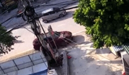 Tài xế ô tô say rượu tông bay người phụ nữ đang quét đường