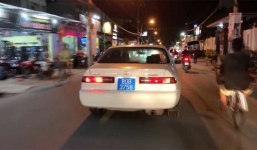 Xe biển 80B chở trẻ em bấm còi inh ỏi, phóng nhanh trên đường