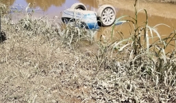 Bị nước lũ cuốn trôi, người phụ nữ gọi cho gia đình để từ biệt thì nhận được điều kỳ diệu