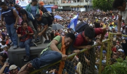 Tổng thống Trump đặt quân đội ở trạng thái sẵn sàng để ngăn dòng người di cư