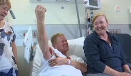 Úc: Tấn công người đang lướt ván, cá mập bị chú trung niên đấm lên bờ xuống ruộng