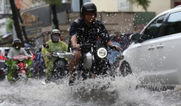 Khu nhà giàu ở Sài Gòn ngập sau mưa lớn, quận 9 xuất hiện mưa đá