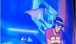 Clip cặp đôi trẻ thản nhiên dừng trước cửa rồi bế trộm chó đi như nhà không chủ ở Sài Gòn