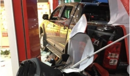 Hiện trường ô tô điên lao thẳng vào cửa hàng bán điện thoại ở Bắc Ninh