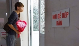 Bức ảnh gây bão mạng: Chồng trẻ tay cầm bó hoa rập rình ở cửa phòng sinh đợi vợ