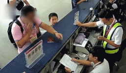 Trung Quốc: Bực mình vì bị delay, hành khách hung hăng cầm iPhone đập vào mặt nhân viên sân bay