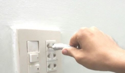 Mẹ tử vong, con nguy kịch do dây điện quạt gió bong tróc