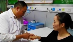 Người phụ nữ bị co quắp tay phải vì dùng điện thoại liên tục suốt 1 tuần