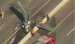 Mỹ: Máy bay lao xuống tuyến đường cao tốc, bốc cháy dữ dội