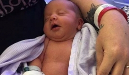 Mẹ trẻ uống nửa chai rượu rồi ôm con ngủ thiếp đi trên sofa, không ngờ hành động này lại giết chết con gái 7 tuần tuổi của mình