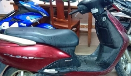 Cô gái trẻ đang dừng đèn đỏ bất ngờ bị tạt axit