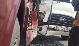 Xe tải tông xe giường nằm, hàng chục hành khách la hét hoảng sợ