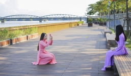 Cầu đi bộ lát gỗ lim 64 tỷ trên sông Hương trở thành địa điểm 'hot' nhất ở Huế dù chưa khánh thành